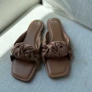 Marc Fisher Puffy Knot Sandal - size 8